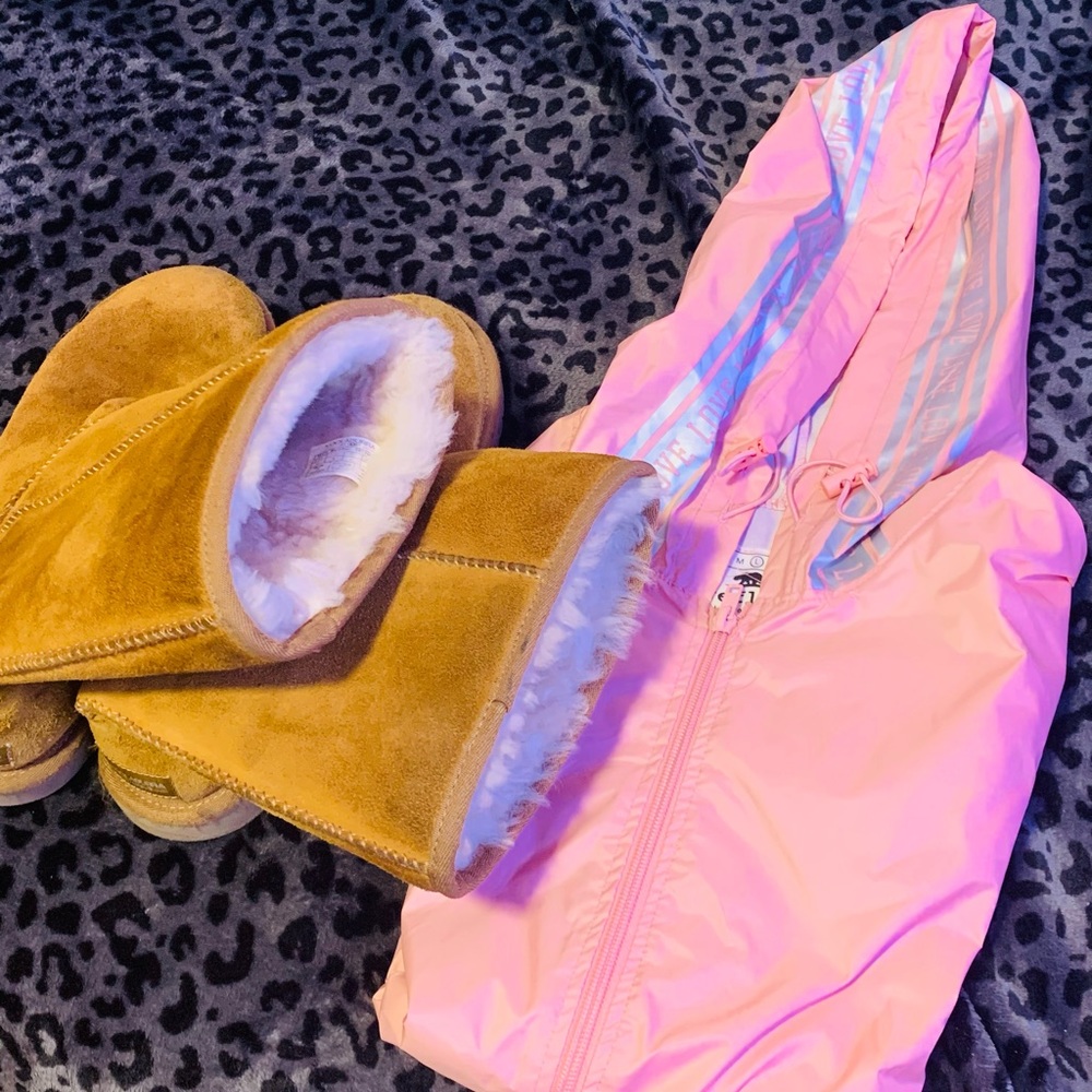 Brown uggs & the brand(pink) windbreaker